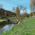 Dom wakacyjny S Vlastnim Koupanim A Rozlehlou Zahradou