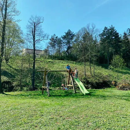 S Vlastním Koupáním A Rozlehlou Zahradou *