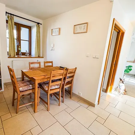 S Vlastním Koupáním A Rozlehlou Zahradou Varvazov