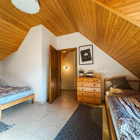 S Vlastním Koupáním A Rozlehlou Zahradou Varvazov