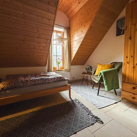 S Vlastním Koupáním A Rozlehlou Zahradou